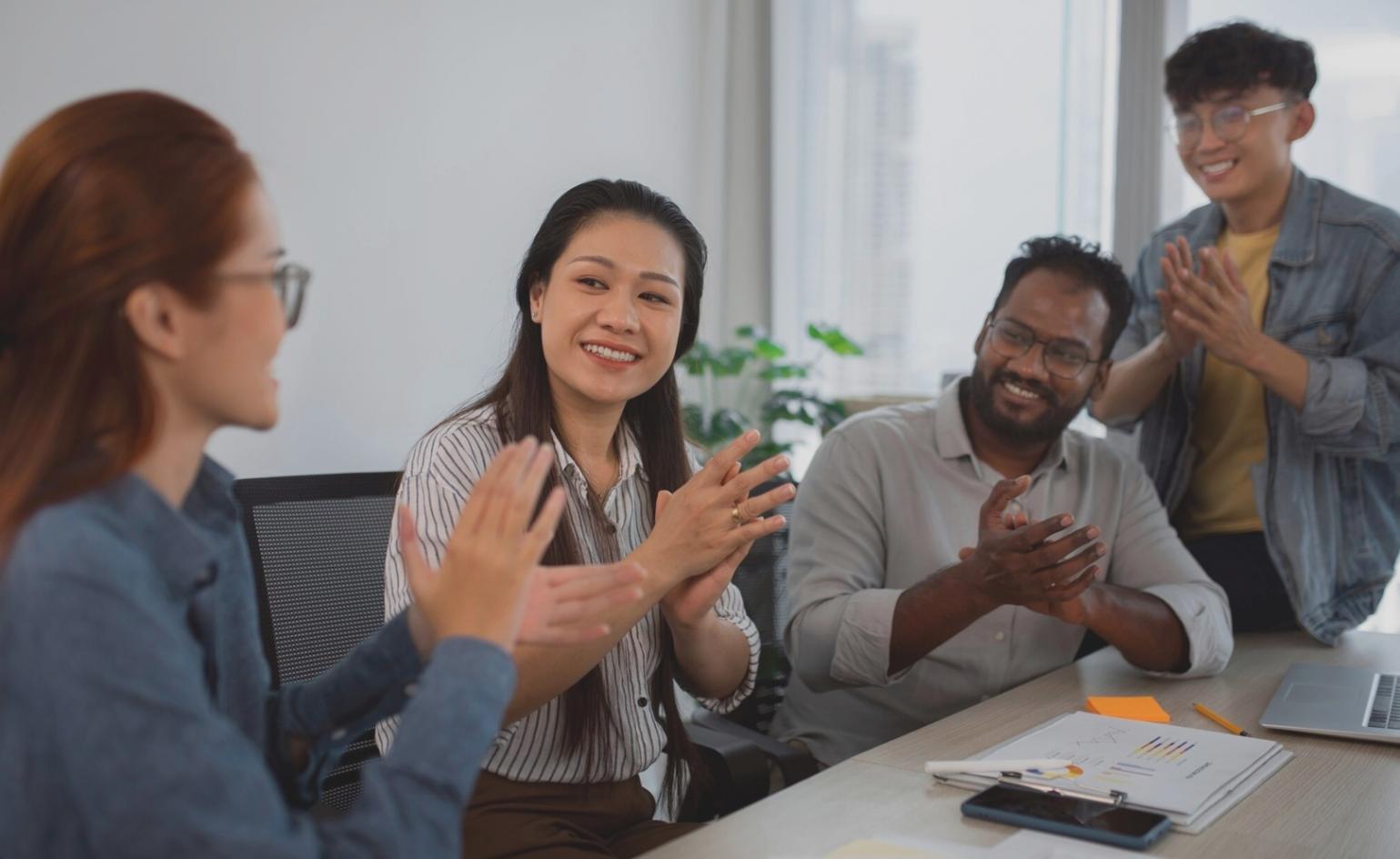 Entrepreneur utilisant différents outils d'apprentissage financier