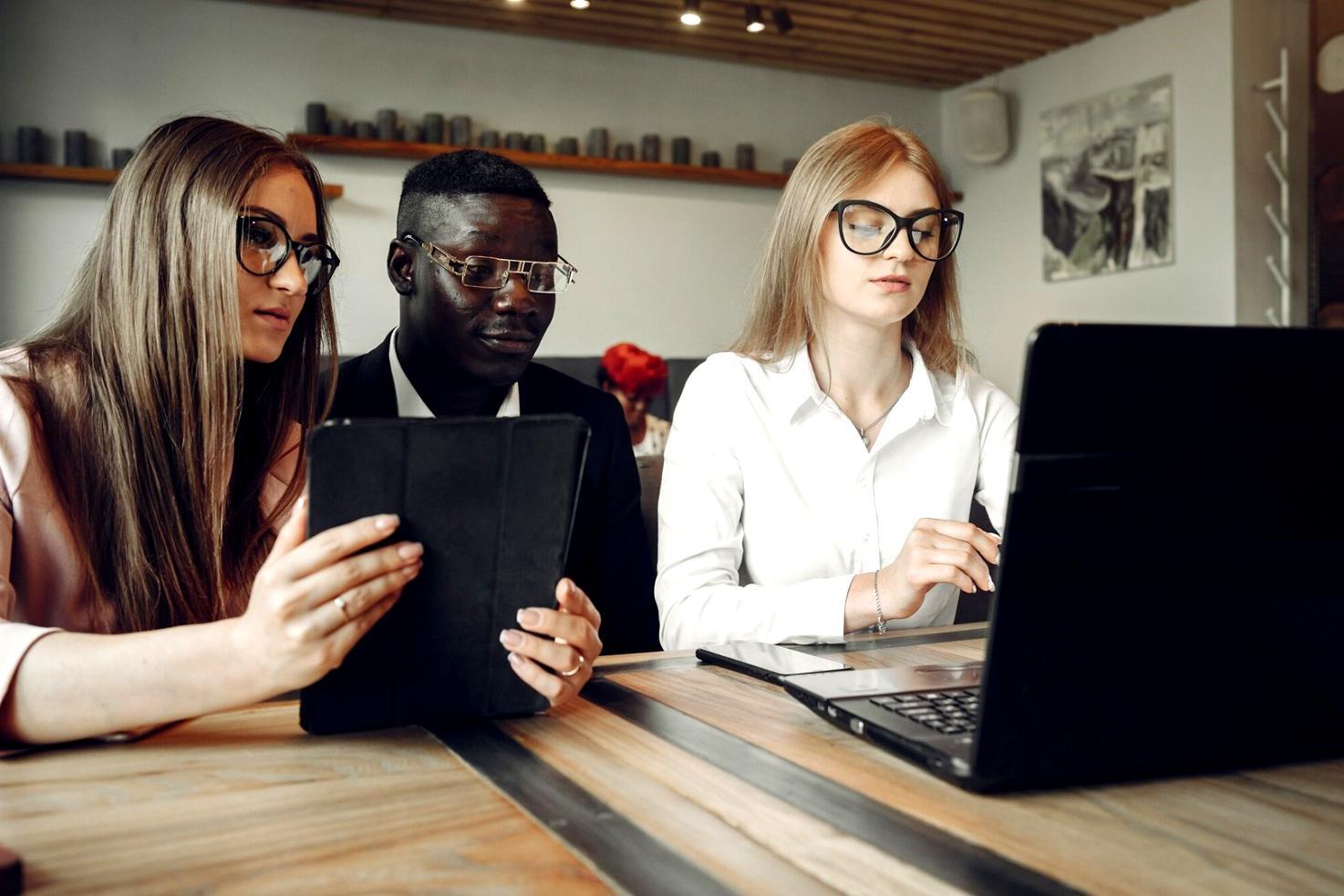 Outils numériques de gestion budgétaire sur écran d'ordinateur