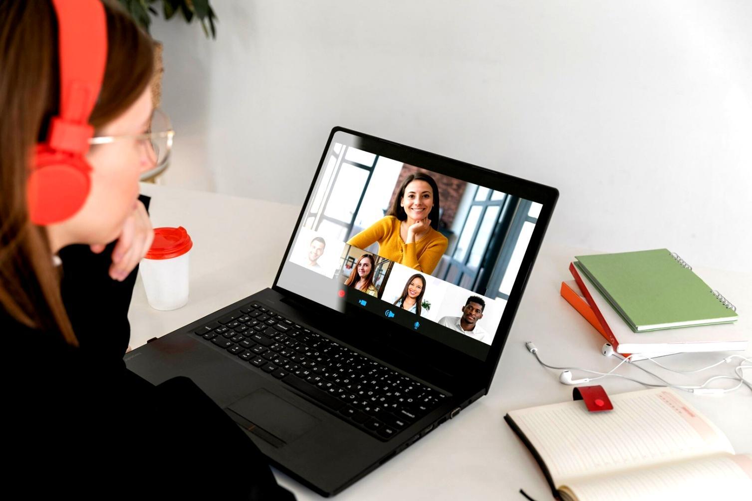 Équipe marquionas travaillant sur des projets budgétaires